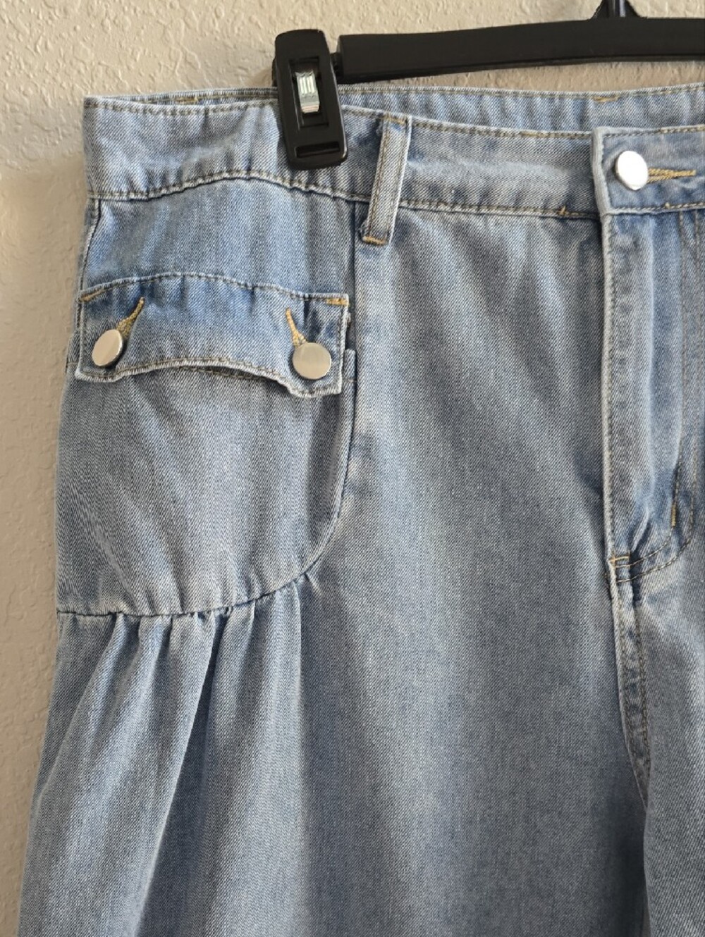 Women's Pleated Front Pocket Wide Leg Jeans - Picture 3 of 8